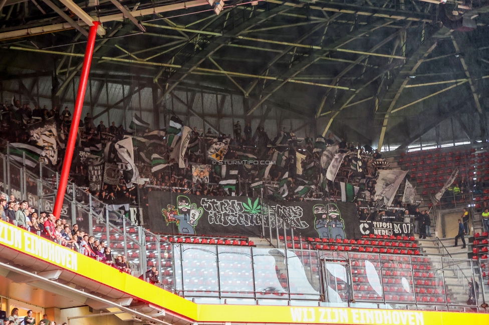 PSV Eindhoven - Sturm Graz
UEFA Champions League Qualifikation 3. Runde, PSV Eindhoven - SK Sturm Graz, Philips Stadion Eindhoven, 08.08.2023. 

Foto zeigt Fans von Sturm mit einer Choreografie
