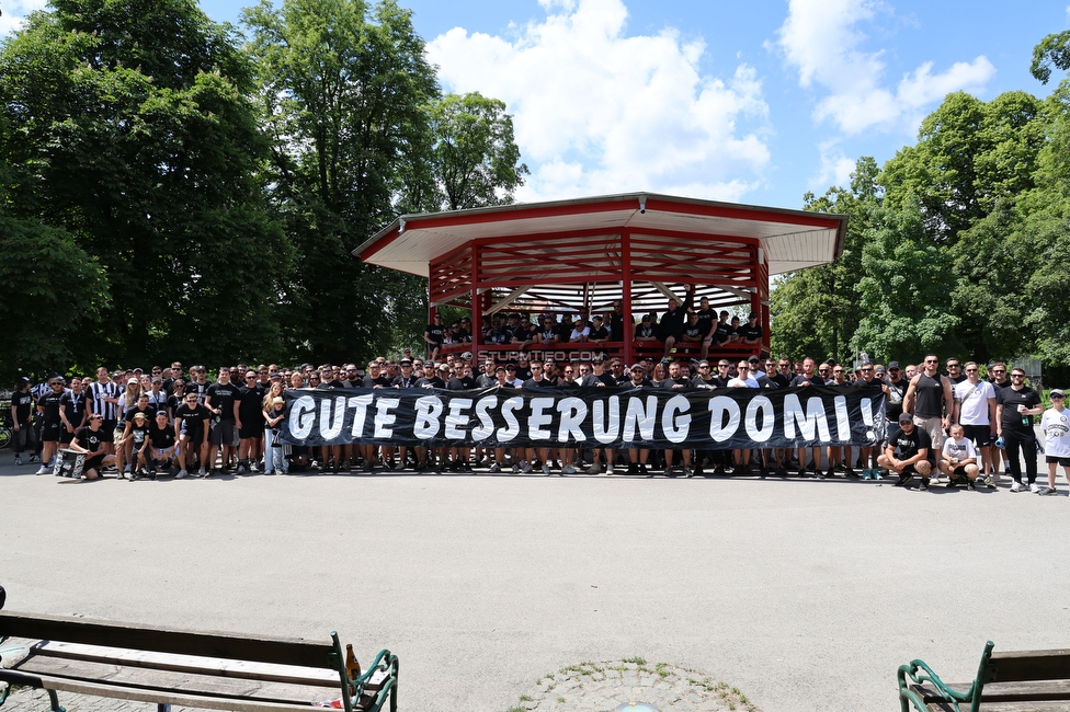 Sturm Graz Doublefeier
Oesterreichische Fussball Bundesliga, SK Sturm Graz Doublefeier, Hauptplatz Graz, 20.05.2024. 

Foto zeigt Fans von Sturm mit einem Spruchband

