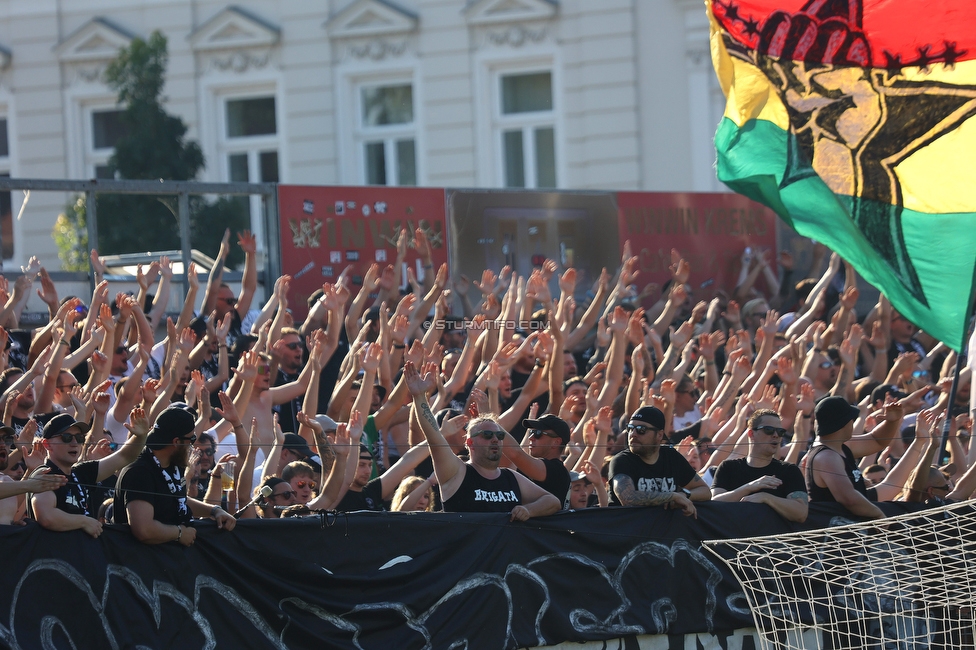 Kremser SC - Sturm Graz
OEFB Cup 1. Runde, Kremser SC - SK Sturm Graz, Sepp-Doll-Stadion Krems, 27.07.2024. 

Foto zeigt Fans von Sturm
