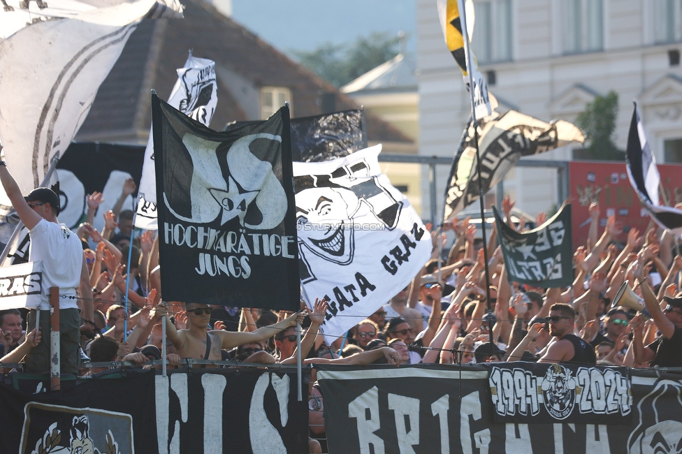 Kremser SC - Sturm Graz
OEFB Cup 1. Runde, Kremser SC - SK Sturm Graz, Sepp-Doll-Stadion Krems, 27.07.2024. 

Foto zeigt Fans von Sturm
