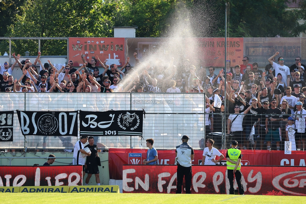 Kremser SC - Sturm Graz
OEFB Cup, 1. Runde, Kremser SC - SK Sturm Graz, Sepp-Doll-Stadion Krems, 27.07.2024. 

Foto zeigt Fans von Sturm mit einer Choreografie
