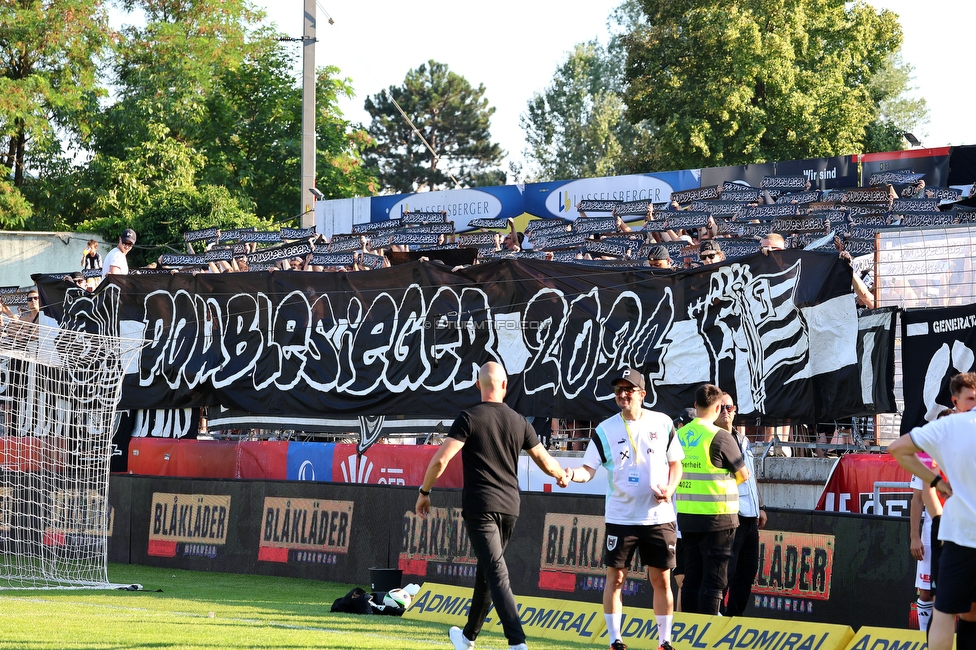 Kremser SC - Sturm Graz
OEFB Cup, 1. Runde, Kremser SC - SK Sturm Graz, Sepp-Doll-Stadion Krems, 27.07.2024. 

Foto zeigt Fans von Sturm mit einer Choreografie
