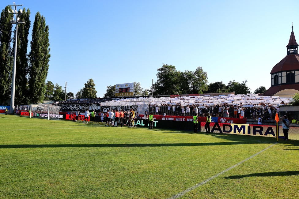 Kremser SC - Sturm Graz
OEFB Cup, 1. Runde, Kremser SC - SK Sturm Graz, Sepp-Doll-Stadion Krems, 27.07.2024. 

Foto zeigt Fans von Sturm mit einer Choreografie
