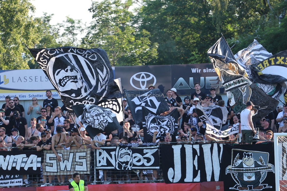 Kremser SC - Sturm Graz
OEFB Cup, 1. Runde, Kremser SC - SK Sturm Graz, Sepp-Doll-Stadion Krems, 27.07.2024. 

Foto zeigt Fans von Sturm
Schlüsselwörter: bastion jewels