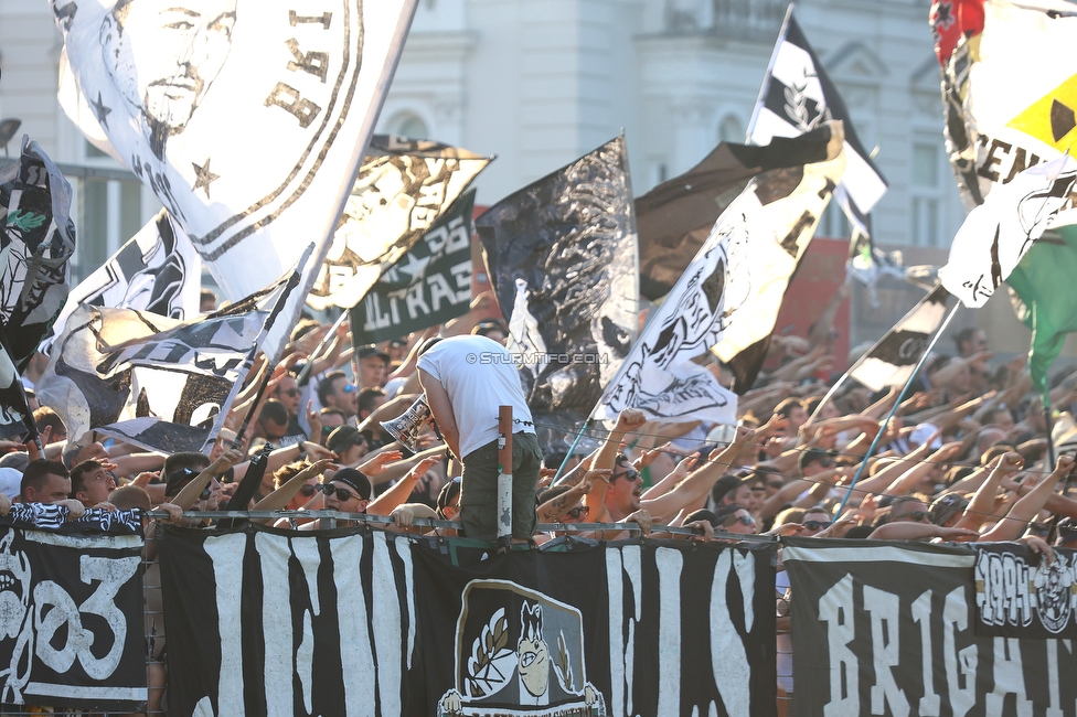 Kremser SC - Sturm Graz
OEFB Cup 1. Runde, Kremser SC - SK Sturm Graz, Sepp-Doll-Stadion Krems, 27.07.2024. 

Foto zeigt Fans von Sturm
