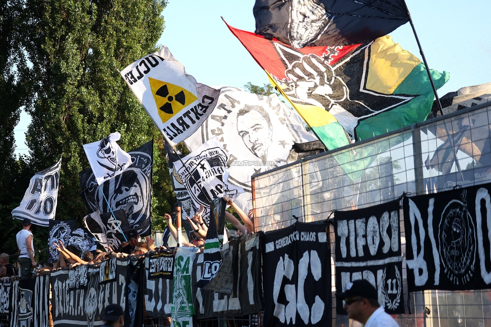 Kremser SC - Sturm Graz
OEFB Cup 1. Runde, Kremser SC - SK Sturm Graz, Sepp-Doll-Stadion Krems, 27.07.2024. 

Foto zeigt Fans von Sturm
