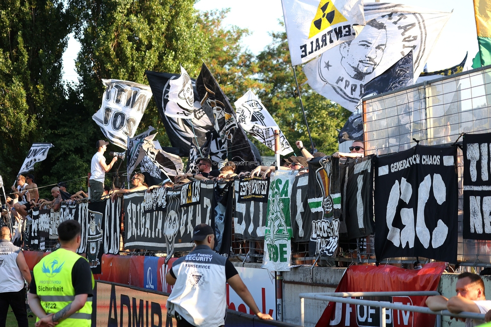 Kremser SC - Sturm Graz
OEFB Cup 1. Runde, Kremser SC - SK Sturm Graz, Sepp-Doll-Stadion Krems, 27.07.2024. 

Foto zeigt Fans von Sturm
