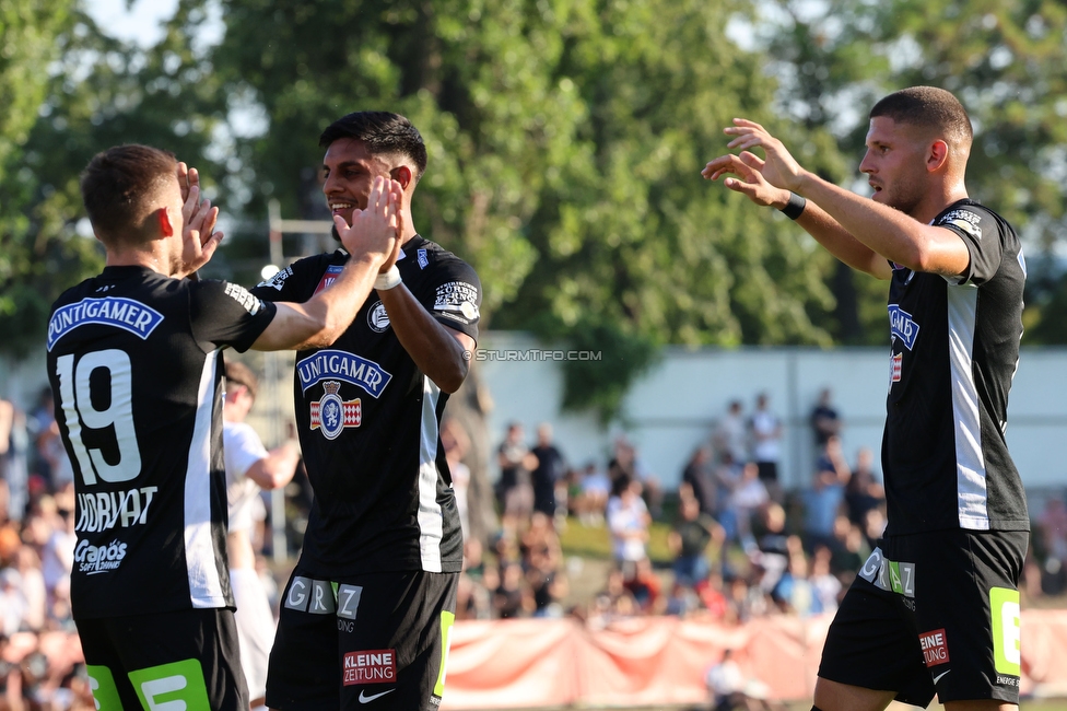 Kremser SC - Sturm Graz
OEFB Cup, 1. Runde, Kremser SC - SK Sturm Graz, Sepp-Doll-Stadion Krems, 27.07.2024. 

Foto zeigt Tomi Horvat (Sturm), Manprit Sarkaria (Sturm) und Emir Karic (Sturm)
Schlüsselwörter: torjubel