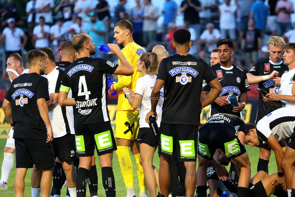 Kremser SC - Sturm Graz
OEFB Cup, 1. Runde, Kremser SC - SK Sturm Graz, Sepp-Doll-Stadion Krems, 27.07.2024. 

Foto zeigt die Mannschaft von Sturm bei einer Trinkpause
