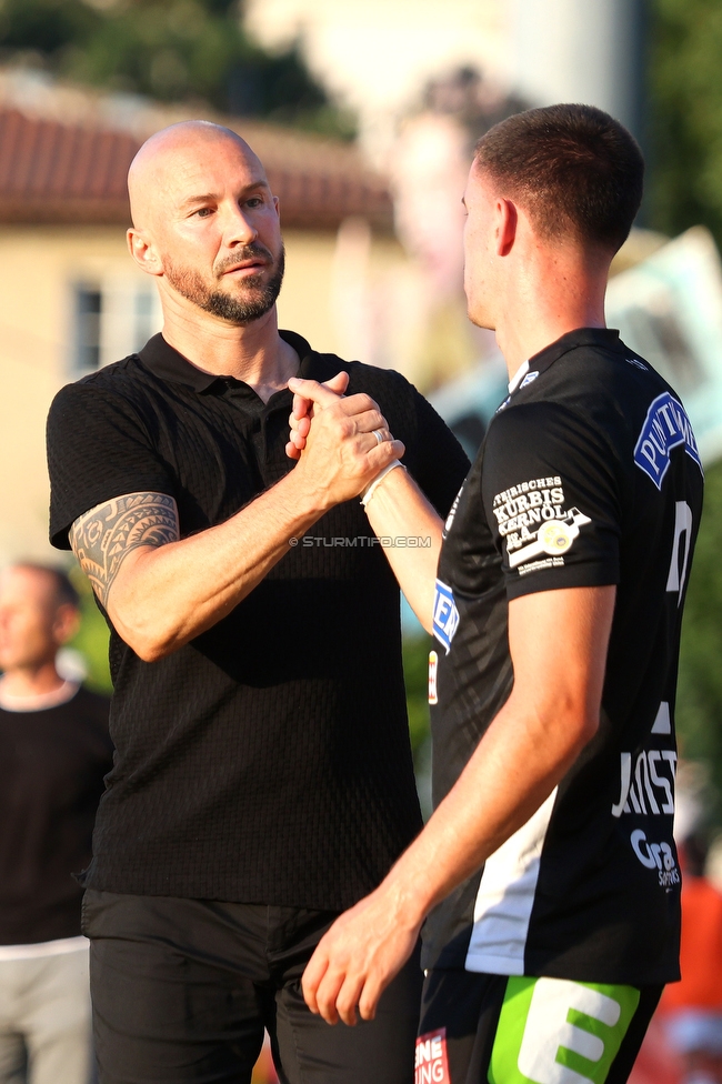 Kremser SC - Sturm Graz
OEFB Cup 1. Runde, Kremser SC - SK Sturm Graz, Sepp-Doll-Stadion Krems, 27.07.2024. 

Foto zeigt Christian Ilzer (Cheftrainer Sturm) und Max Johnston (Sturm)
