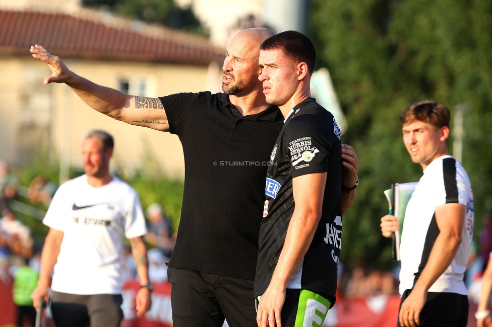 Kremser SC - Sturm Graz
OEFB Cup 1. Runde, Kremser SC - SK Sturm Graz, Sepp-Doll-Stadion Krems, 27.07.2024. 

Foto zeigt Christian Ilzer (Cheftrainer Sturm) und Max Johnston (Sturm)
