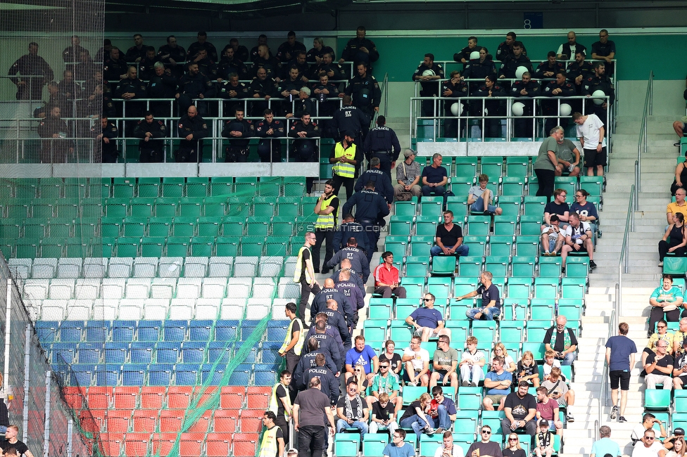 Rapid Wien - Sturm Graz
Oesterreichische Fussball Bundesliga, 1. Runde, SK Rapid Wien - SK Sturm Graz, Weststadion Wien, 04.08.2024. 

Foto zeigt Polizei
