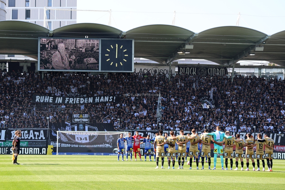 Sturm Graz - Hartberg
Oesterreichische Fussball Bundesliga, 2. Runde, SK Sturm Graz - TSV Hartberg, Stadion Liebenau Graz, 11.08.2024. 

Foto zeigt die Mannschaft von Sturm und Fans von Sturm mit einem Spruchband fuer Hans Fedl (ehem. Ehrenpraesident Sturm)
