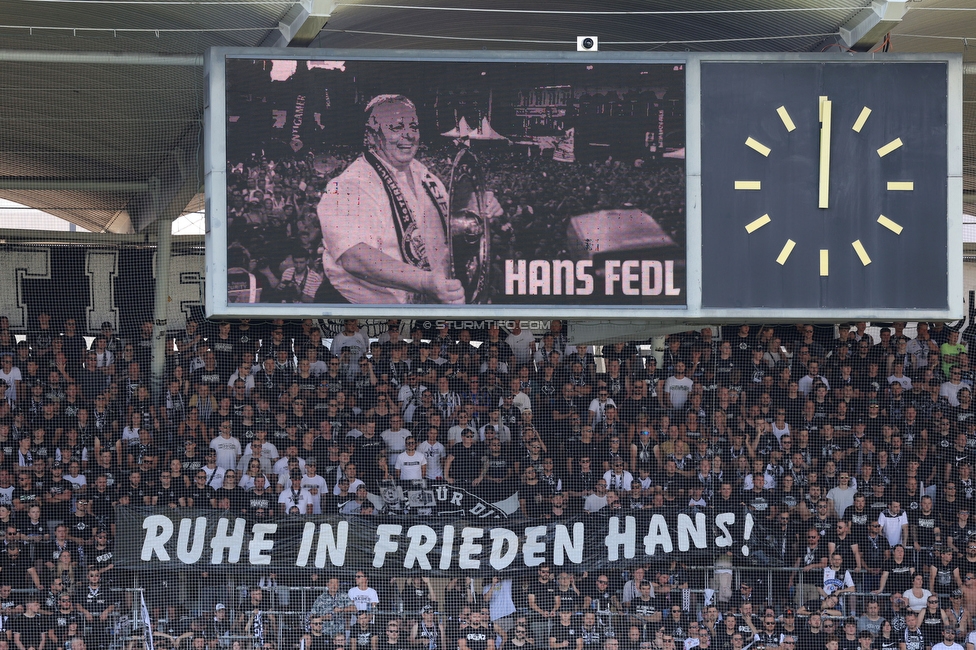 Sturm Graz - Hartberg
Oesterreichische Fussball Bundesliga, 2. Runde, SK Sturm Graz - TSV Hartberg, Stadion Liebenau Graz, 11.08.2024. 

Foto zeigt Fans von Sturm mit einem Spruchband fuer Hans Fedl (ehem. Ehrenpraesident Sturm)
