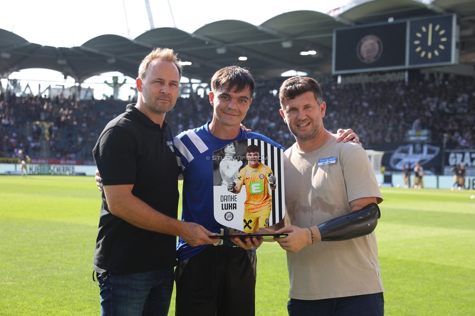 Sturm Graz - Hartberg
Oesterreichische Fussball Bundesliga, 2. Runde, SK Sturm Graz - TSV Hartberg, Stadion Liebenau Graz, 11.08.2024. 

Foto zeigt Thomas Tebbich (wirtsch. Geschaeftsfuehrer Sturm), Luka Maric und Andreas Schicker (sportl. Geschaeftsfuehrer Sturm)
