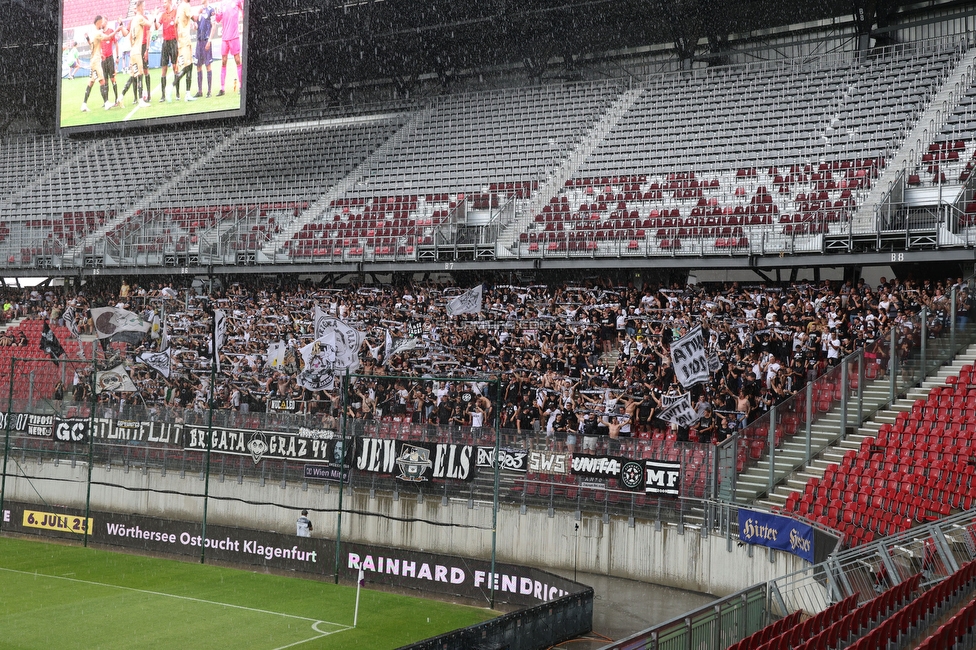 Austria Klagenfurt - Sturm Graz
Oesterreichische Fussball Bundesliga, 3. Runde, SK Austria Klagenfurt - SK Sturm Graz, Woerthersee Stadion Klagenfurt, 17.08.2024. 

Foto zeigt Fans von Sturm
