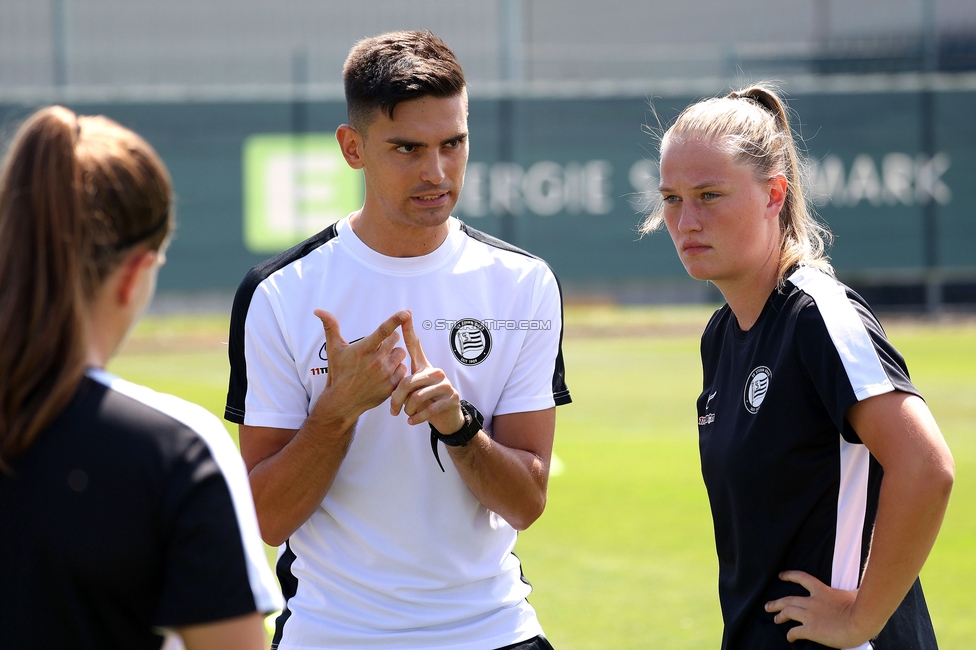 Sturm Damen - Austria Wien
OEFB Frauen Bundesliga, 2. Runde, SK Sturm Graz Damen - FK Austria Wien, Trainingszentrum Messendorf, 18.08.2024. 

Foto zeigt Tode Djakovic (Videoanalyst Sturm Damen) und Laura Lillholm-Petersen (Sturm Damen)
