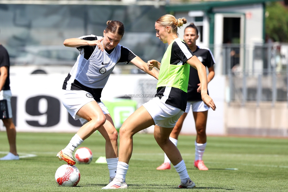 Sturm Damen - Austria Wien
OEFB Frauen Bundesliga, 2. Runde, SK Sturm Graz Damen - FK Austria Wien, Trainingszentrum Messendorf, 18.08.2024. 

Foto zeigt Sophie Maierhofer (Sturm Damen) und Modesta Uka (Sturm Damen)
