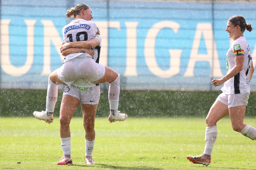 Sturm Damen - Austria Wien
OEFB Frauen Bundesliga, 2. Runde, SK Sturm Graz Damen - FK Austria Wien, Trainingszentrum Messendorf, 18.08.2024. 

Foto zeigt Modesta Uka (Sturm Damen) und Anna Wirnsberger (Sturm Damen)
