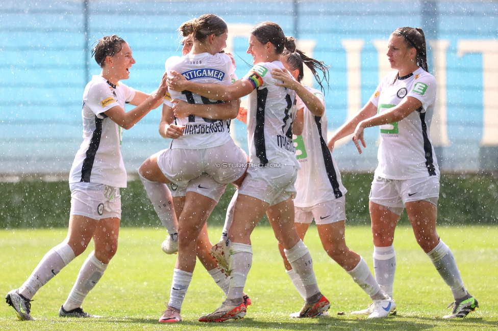 Sturm Damen - Austria Wien
OEFB Frauen Bundesliga, 2. Runde, SK Sturm Graz Damen - FK Austria Wien, Trainingszentrum Messendorf, 18.08.2024. 

Foto zeigt Modesta Uka (Sturm Damen) und Anna Wirnsberger (Sturm Damen)
