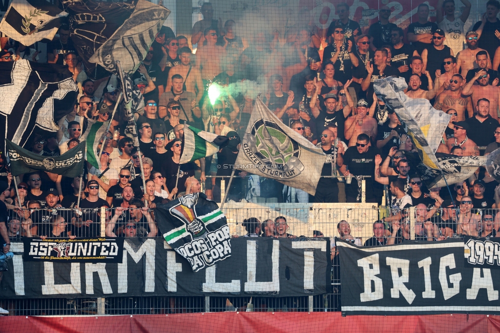 Ried - Sturm Graz
OEFB Cup, 2. Runde, SV Ried - SK Sturm Graz, Innviertel Arena Ried, 28.08.2024. 

Foto zeigt Fans von Sturm
Schlüsselwörter: sturmflut pyrotechnik