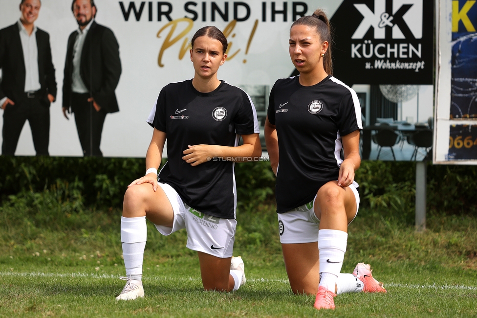 Austria Klagenfurt - Sturm Graz Damen
SPORTLAND Niederoesterreich Frauen Cup, Austria Klagenfurt - SK Sturm Graz, Sport- und Freizeitzentrum Friedlach Glanegg, 08.09.2024. 

Foto zeigt Leonie Christin Tragl (Sturm Damen) und Ruzika Krajinovic (Sturm Damen)
