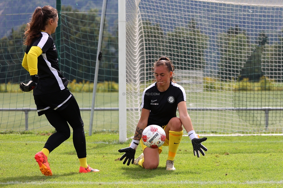 Austria Klagenfurt - Sturm Graz Damen
SPORTLAND Niederoesterreich Frauen Cup, Austria Klagenfurt - SK Sturm Graz, Sport- und Freizeitzentrum Friedlach Glanegg, 08.09.2024. 

Foto zeigt Vanessa Gritzner (Sturm Damen) und Lourdes Romero (Sturm Damen)
