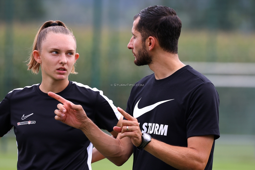 Austria Klagenfurt - Sturm Graz Damen
SPORTLAND Niederoesterreich Frauen Cup, Austria Klagenfurt - SK Sturm Graz, Sport- und Freizeitzentrum Friedlach Glanegg, 08.09.2024. 

Foto zeigt Rebecca Villena (Sturm Damen) und Sargon Duran (Cheftrainer Sturm Damen)
