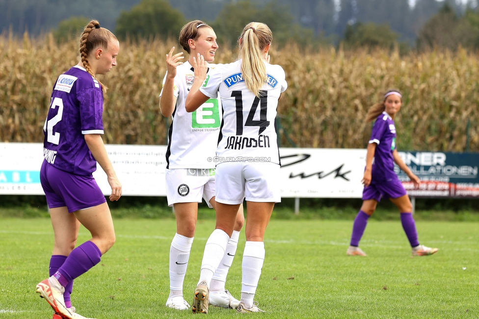 Austria Klagenfurt - Sturm Graz Damen
SPORTLAND Niederoesterreich Frauen Cup, Austria Klagenfurt - SK Sturm Graz, Sport- und Freizeitzentrum Friedlach Glanegg, 08.09.2024. 

Foto zeigt Pauline Deutsch (Sturm Damen)  und Sandra Jakobsen (Sturm Damen)
