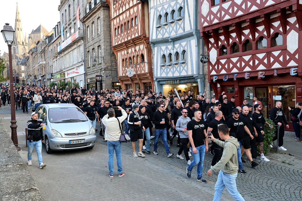 Stade Brestois - Sturm Graz
UEFA Champions League Ligaphase 1. Spieltag, Stade Brestois 29 - SK Sturm Graz, Stade de Roudourou Guingamp, 19.09.2024. 

Foto zeigt Fans von Sturm beim Corteo
