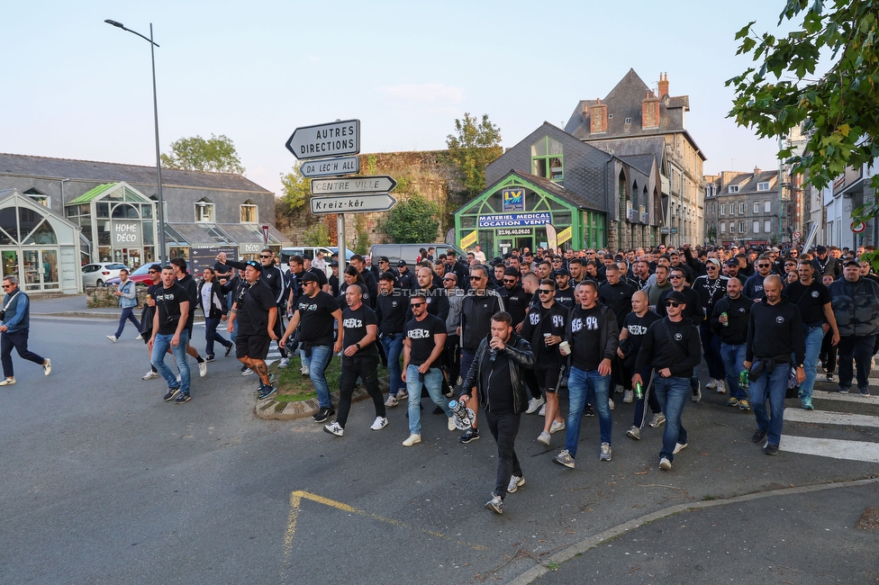 Stade Brestois - Sturm Graz
UEFA Champions League Ligaphase 1. Spieltag, Stade Brestois 29 - SK Sturm Graz, Stade de Roudourou Guingamp, 19.09.2024. 

Foto zeigt Fans von Sturm beim Corteo
