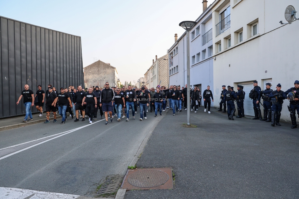 Stade Brestois - Sturm Graz
UEFA Champions League Ligaphase 1. Spieltag, Stade Brestois 29 - SK Sturm Graz, Stade de Roudourou Guingamp, 19.09.2024. 

Foto zeigt Fans von Sturm beim Corteo
