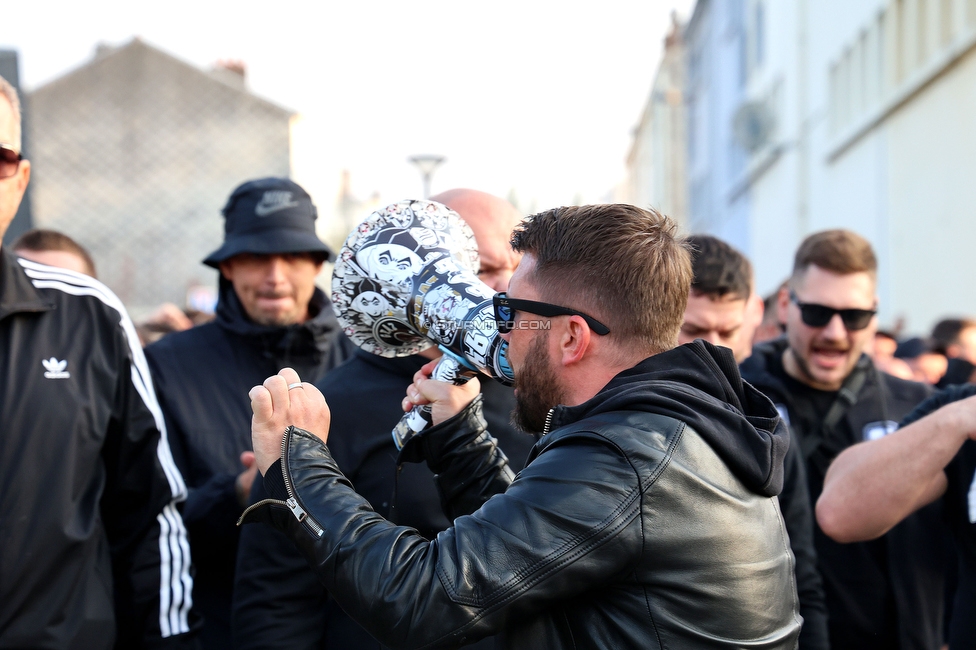 Stade Brestois - Sturm Graz
UEFA Champions League Ligaphase 1. Spieltag, Stade Brestois 29 - SK Sturm Graz, Stade de Roudourou Guingamp, 19.09.2024. 

Foto zeigt Fans von Sturm beim Corteo
