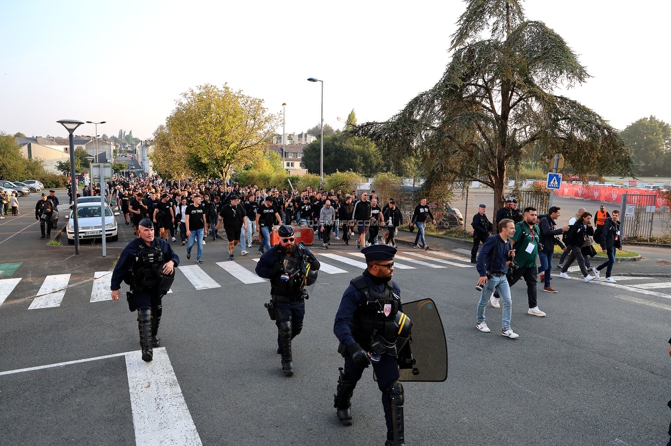 Stade Brestois - Sturm Graz
UEFA Champions League Ligaphase 1. Spieltag, Stade Brestois 29 - SK Sturm Graz, Stade de Roudourou Guingamp, 19.09.2024. 

Foto zeigt Fans von Sturm beim Corteo
