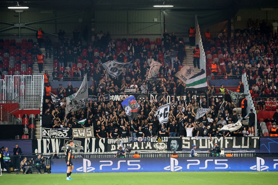 Stade Brestois - Sturm Graz
UEFA Champions League Ligaphase 1. Spieltag, Stade Brestois 29 - SK Sturm Graz, Stade de Roudourou Guingamp, 19.09.2024. 

Foto zeigt Fans von Sturm
