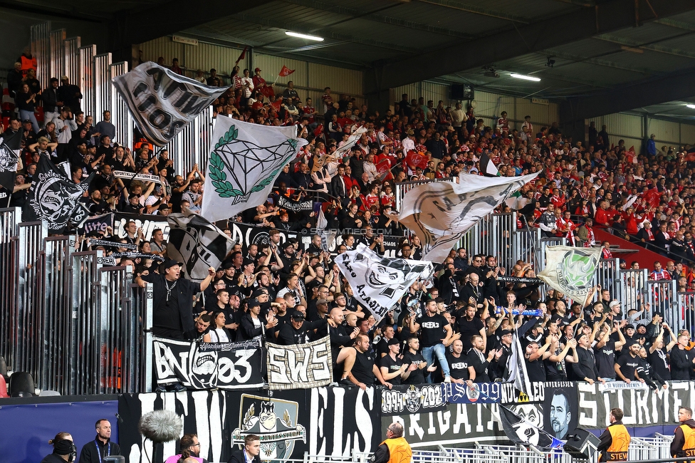 Stade Brestois - Sturm Graz
UEFA Champions League Ligaphase 1. Spieltag, Stade Brestois 29 - SK Sturm Graz, Stade de Roudourou Guingamp, 19.09.2024. 

Foto zeigt Fans von Sturm
