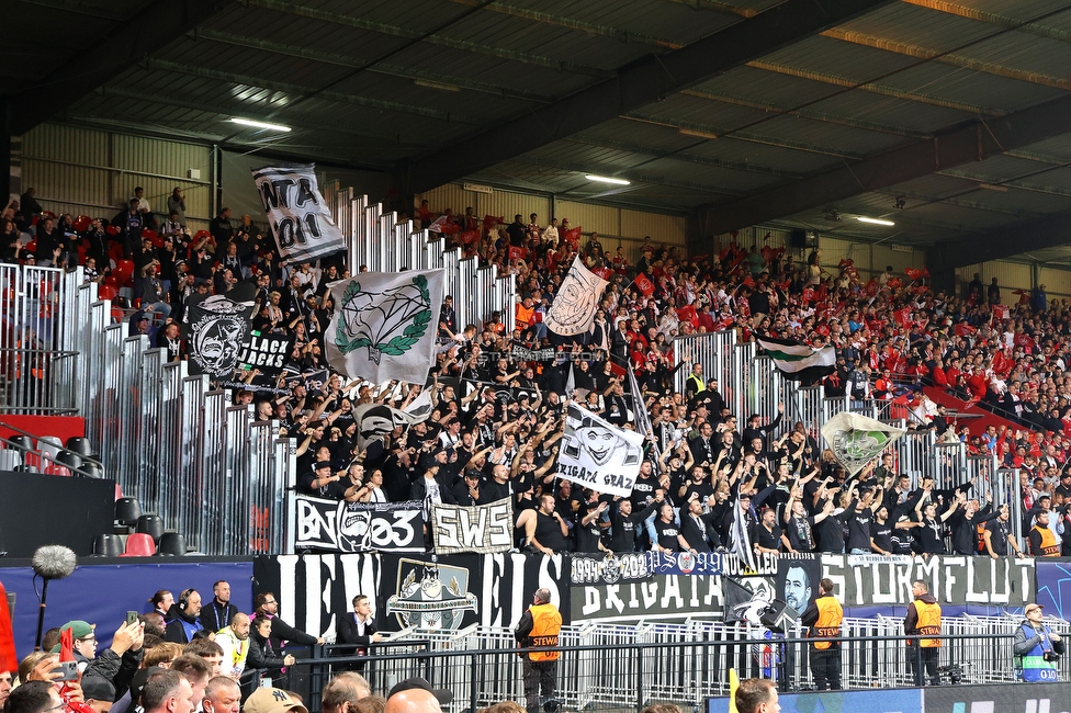 Stade Brestois - Sturm Graz
UEFA Champions League Ligaphase 1. Spieltag, Stade Brestois 29 - SK Sturm Graz, Stade de Roudourou Guingamp, 19.09.2024. 

Foto zeigt Fans von Sturm
