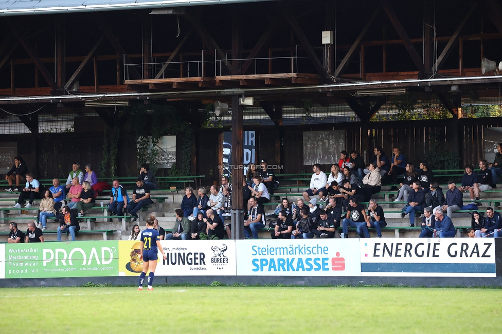 Sturm Damen - St. Poelten
OEFB Frauen Bundesliga, 4. Runde, SK Sturm Graz Damen - SKN St. Poelten, Gruabn Graz, 22.09.2024. 

Foto zeigt Fans von Sturm
