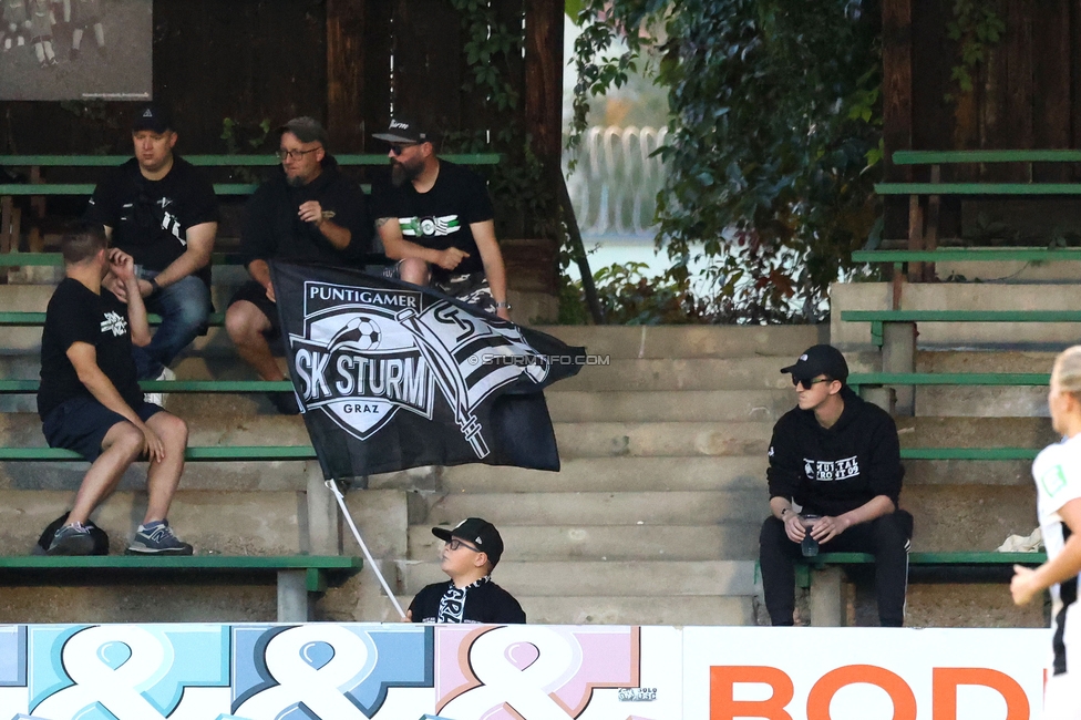 Sturm Damen - St. Poelten
OEFB Frauen Bundesliga, 4. Runde, SK Sturm Graz Damen - SKN St. Poelten, Gruabn Graz, 22.09.2024. 

Foto zeigt Fans von Sturm
