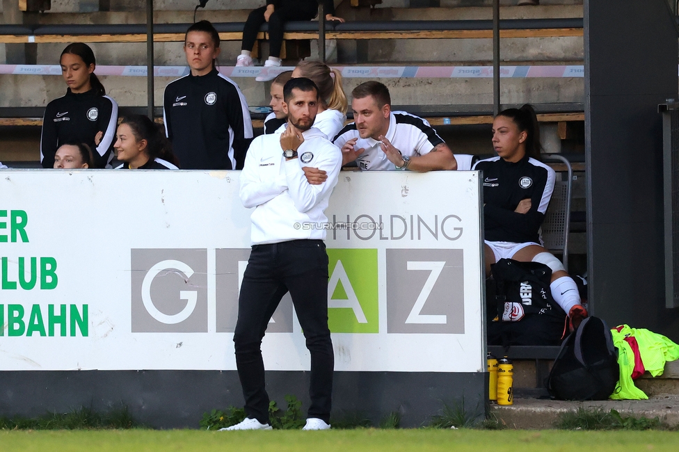 Sturm Damen - St. Poelten
OEFB Frauen Bundesliga, 4. Runde, SK Sturm Graz Damen - SKN St. Poelten, Gruabn Graz, 22.09.2024. 

Foto zeigt Sargon Duran (Cheftrainer Sturm Damen) und Michael Erlitz (Sportdirektor Sturm Damen)
