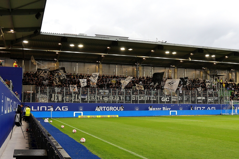 Blau-Weiss Linz - Sturm Graz
Oesterreichische Fussball Bundesliga, 8. Runde, FC Blau-Weiss Linz - SK Sturm Graz, Donauparkstadion Linz, 28.09.2024. 

Foto zeigt Fans von Sturm
