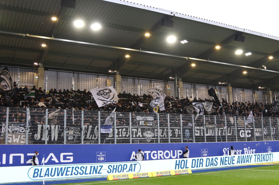 Blau-Weiss Linz - Sturm Graz
Oesterreichische Fussball Bundesliga, 8. Runde, FC Blau-Weiss Linz - SK Sturm Graz, Donauparkstadion Linz, 28.09.2024. 

Foto zeigt Fans von Sturm
