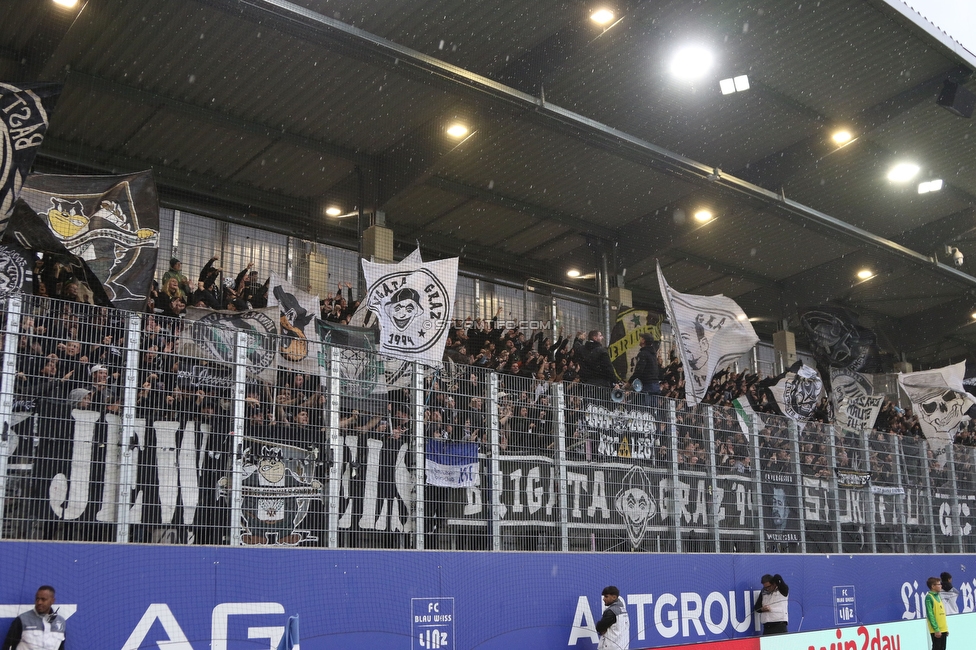 Blau-Weiss Linz - Sturm Graz
Oesterreichische Fussball Bundesliga, 8. Runde, FC Blau-Weiss Linz - SK Sturm Graz, Donauparkstadion Linz, 28.09.2024. 

Foto zeigt Fans von Sturm
