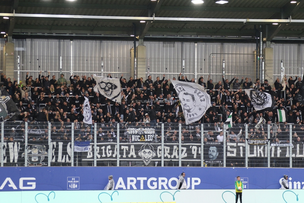 Blau-Weiss Linz - Sturm Graz
Oesterreichische Fussball Bundesliga, 8. Runde, FC Blau-Weiss Linz - SK Sturm Graz, Donauparkstadion Linz, 28.09.2024. 

Foto zeigt Fans von Sturm
