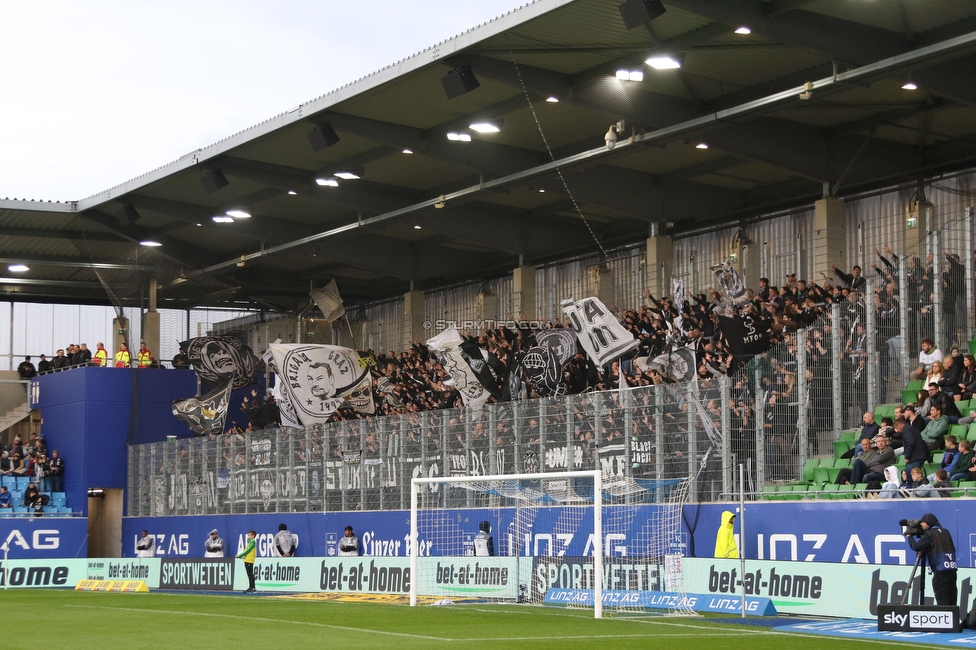 Blau-Weiss Linz - Sturm Graz
Oesterreichische Fussball Bundesliga, 8. Runde, FC Blau-Weiss Linz - SK Sturm Graz, Donauparkstadion Linz, 28.09.2024. 

Foto zeigt Fans von Sturm
