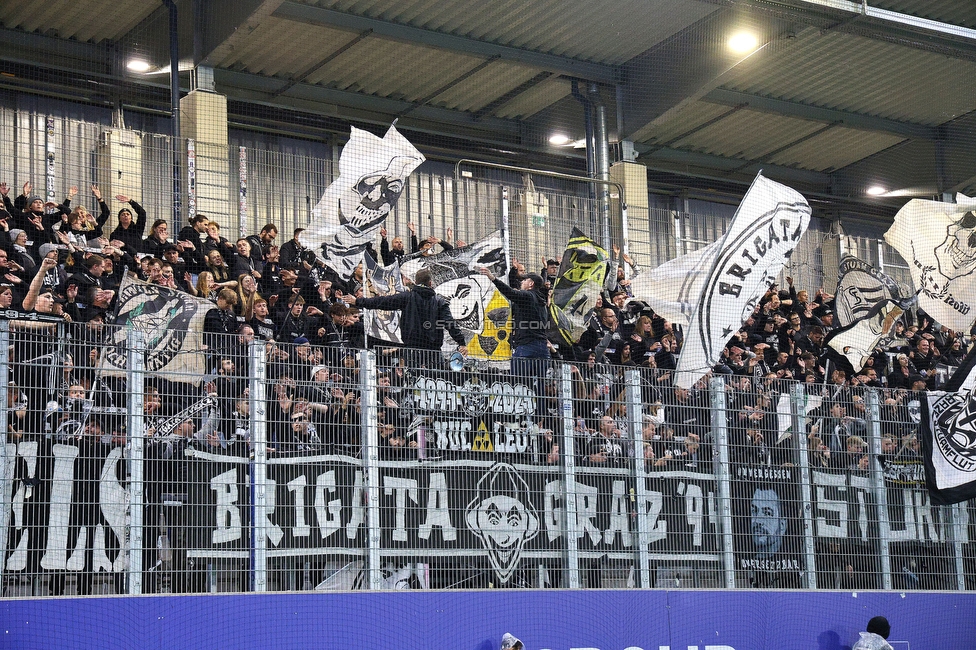 Blau-Weiss Linz - Sturm Graz
Oesterreichische Fussball Bundesliga, 8. Runde, FC Blau-Weiss Linz - SK Sturm Graz, Donauparkstadion Linz, 28.09.2024. 

Foto zeigt Fans von Sturm
