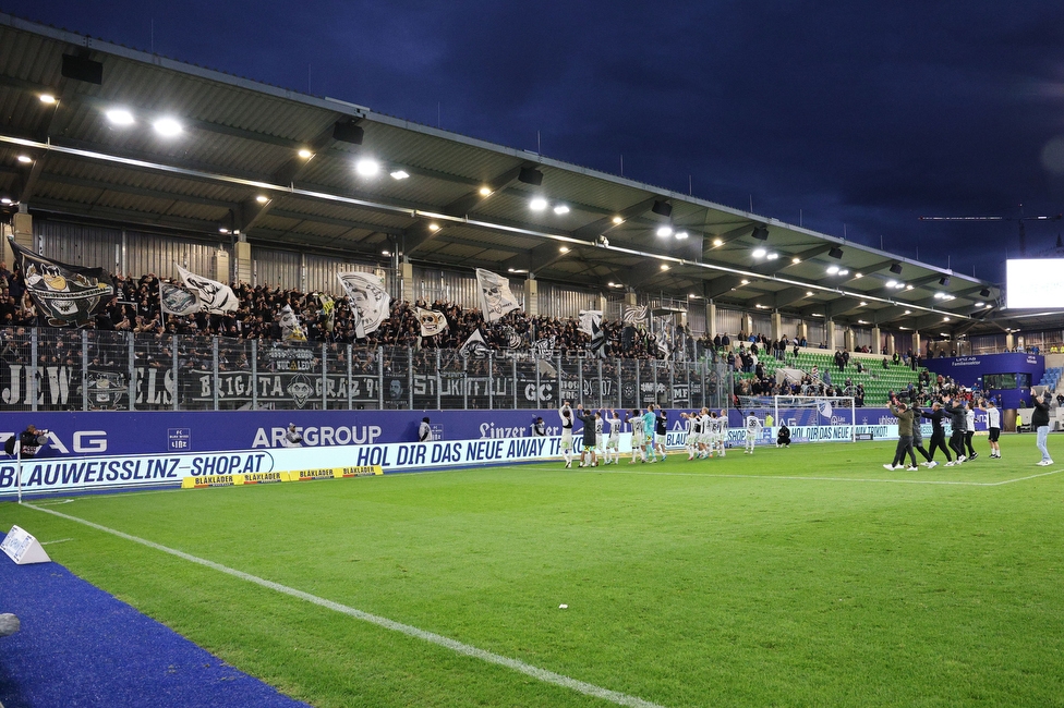 Blau-Weiss Linz - Sturm Graz
Oesterreichische Fussball Bundesliga, 8. Runde, FC Blau-Weiss Linz - SK Sturm Graz, Donauparkstadion Linz, 28.09.2024. 

Foto zeigt Fans von Sturm und die Mannschaft von Sturm
