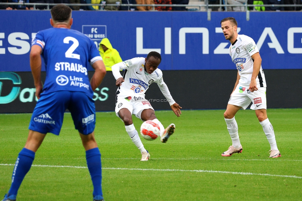 Blau-Weiss Linz - Sturm Graz
Oesterreichische Fussball Bundesliga, 8. Runde, FC Blau-Weiss Linz - SK Sturm Graz, Donauparkstadion Linz, 28.09.2024. 

Foto zeigt Malick Junior Yalcouye (Sturm) und Tomi Horvat (Sturm)
