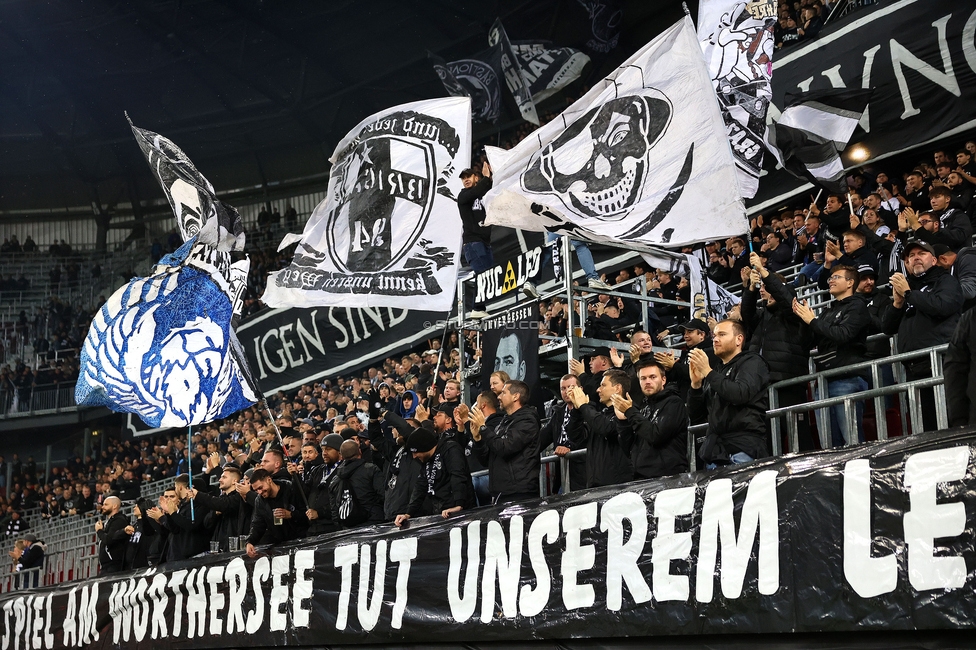 Sturm Graz - Club Brugge
UEFA Champions League Ligaphase 2. Spieltag, SK Sturm Graz - Club Brugge, Woerthersee Stadion Klagenfurt, 02.10.2024. 

Foto zeigt Fans von Sturm mit einem Spruchband
