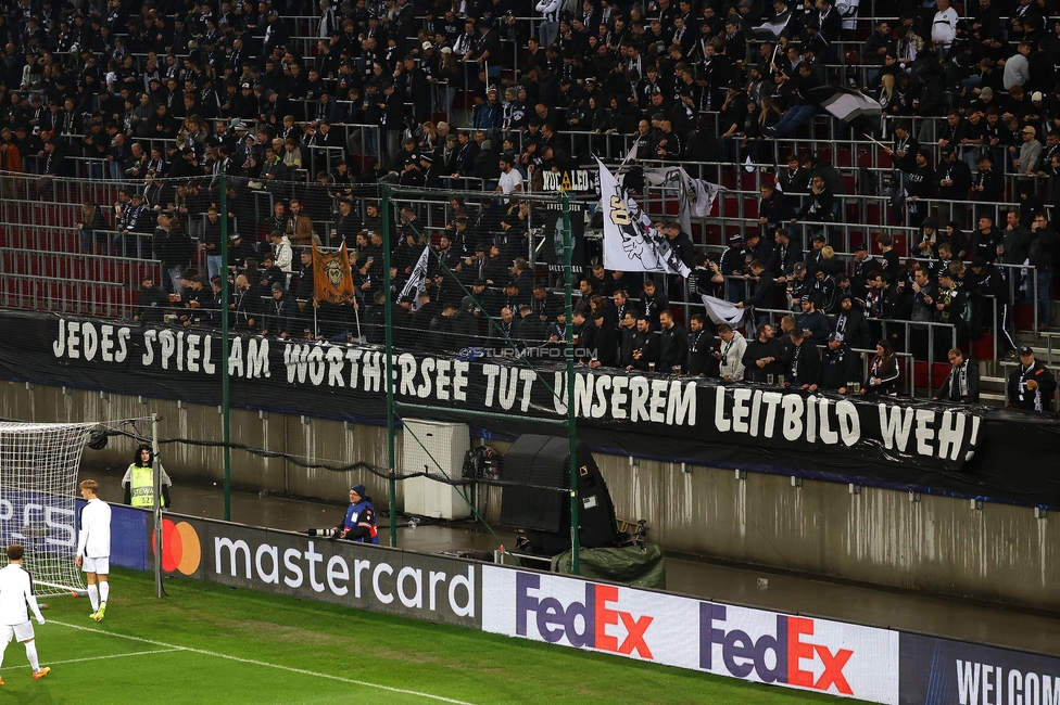 Sturm Graz - Club Brugge
UEFA Champions League Ligaphase 2. Spieltag, SK Sturm Graz - Club Brugge, Woerthersee Stadion Klagenfurt, 02.10.2024. 

Foto zeigt Fans von Sturm mit einem Spruchband
